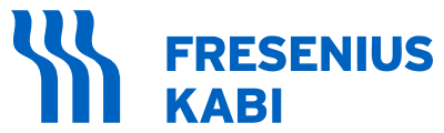 meinkarrierestart.at Das Logo von Fresenius Kabi besteht aus drei blauen Wellenlinien neben dem Firmennamen in fetten blauen Großbuchstaben auf weißem Hintergrund.