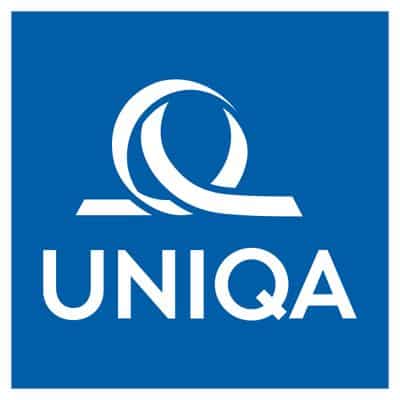 meinkarrierestart.at Ein weißes, stilisiertes, bandartiges Symbol über dem Wort „UNIQA“ auf einem blauen, quadratischen Hintergrund.
