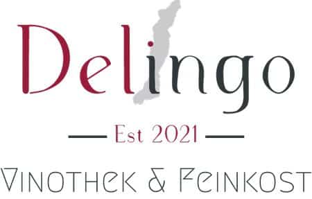 meinkarrierestart.at Logo für „Delingo Vinothek & Feinkost“, gegründet 2021, mit stilisiertem Text und einer grauen Silhouette einer Landmasse, die in das Wort „Delingo“ integriert ist.