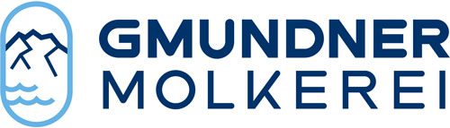 meinkarrierestart.at Logo der Gmundner Molkerei mit blau umrandeten Bergen und Wasser auf der linken Seite, mit dem Firmennamen in fetter blauer Schrift auf der rechten Seite.