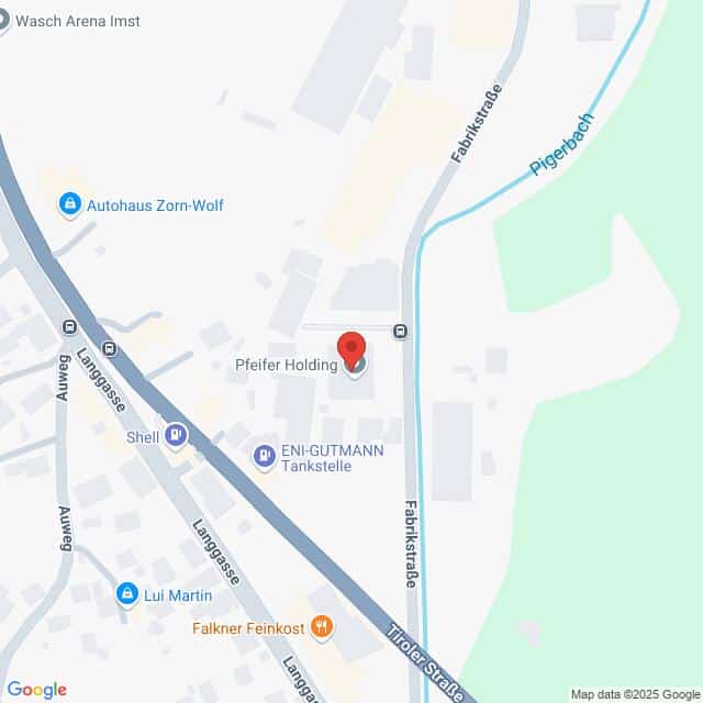meinkarrierestart.at Eine Karte, die den Standort der Pfeifer Holding in der Nähe der Fabrikstraße und der Langgasse zeigt, mit Beschriftung der umliegenden Unternehmen und Straßen, in einem Industriegebiet.