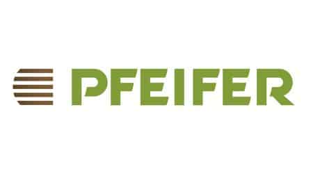 meinkarrierestart.at Das Bild zeigt das Pfeifer-Logo mit einem braun-grün gestreiften kreisförmigen Muster links vom Wort "PFEIFER" in Grün auf weißem Hintergrund.