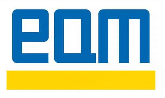 meinkarrierestart.at Ein blaues stilisiertes "eam"-Logo über einem horizontalen gelben Balken auf weißem Hintergrund.
