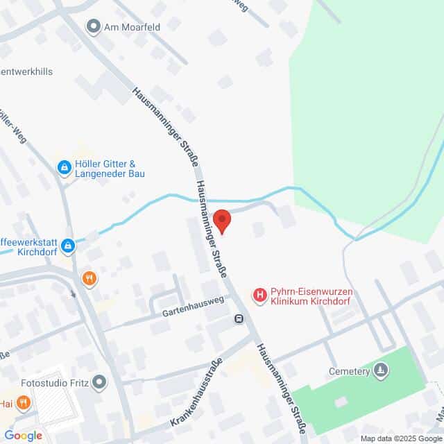 meinkarrierestart.at Karte der Hausmanninger Straße in Kirchdorf, Österreich, mit umliegenden Straßen, nahegelegenen Geschäften und einem Friedhof auf der rechten Seite.
