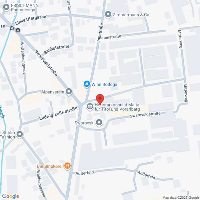 meinkarrierestart.at Karte, die den Standort des Honorarkonsulats Malta für Tirol und Vorarlberg in der Nähe von Swarovski und Wine Bodega in einem städtischen Gebiet zeigt, wobei die umliegenden Straßen beschriftet sind.