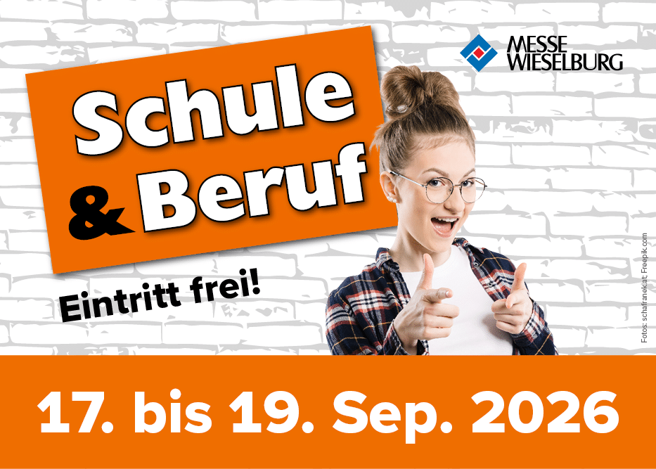 meinkarrierestart.at Eine junge Frau, die lächelnd auf einen Text zeigt, der für die Messe „Schule & Beruf“ wirbt, die vom 17. bis 19. September 2026 auf der Messe Wieselburg stattfindet und bei der der Eintritt frei ist.