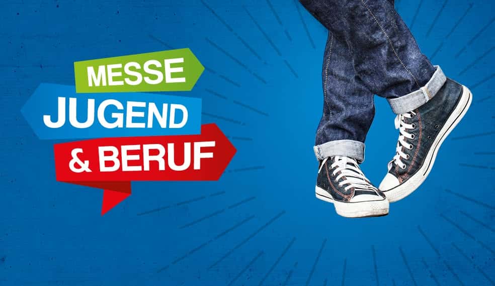 meinkarrierestart.at Vor einem blauen Hintergrund sind zwei Beine in Jeans und schwarzen Turnschuhen zu sehen, daneben steht auf schilderförmigen Bannern der bunte Schriftzug „Messe Jugend & Beruf“.