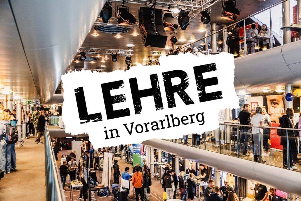 meinkarrierestart.at Ein überfüllter Veranstaltungsraum mit mehreren Ebenen, in dem sich die Besucher in der Nähe der Stände tummeln; darüber ist in großer Schrift „LEHRE in Vorarlberg“ zu lesen.