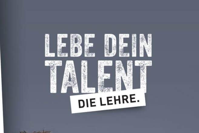 meinkarrierestart.at Grauer Hintergrund mit fettgedrucktem weißem Text „LEBE DEIN TALENT“ und einem kleineren weißen Kasten darunter mit der Aufschrift „DIE LEHRE“ in schwarzen Buchstaben.