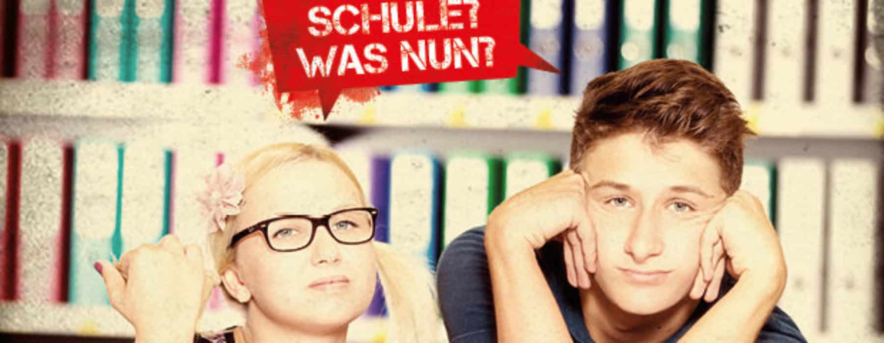 meinkarrierestart.at Zwei Teenager sitzen an einem Tisch und wirken gelangweilt oder unsicher; hinter ihnen stehen bunte Ordner in Regalen, und in einer Sprechblase steht: „Schule! Was nun?“.